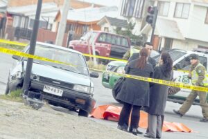 Hombre de 79 años fallece manejando y choca contra semáforo