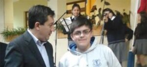 Alcalde Boccazzi entrega reconocimiento a alumno de Liceo Bicentenario