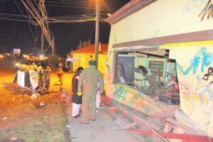 Vecinos molestos y cansados de  choques en frontis de sus viviendas