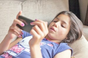 Científicos iniciarán el mayor estudio sobre el efecto de los celulares en niños