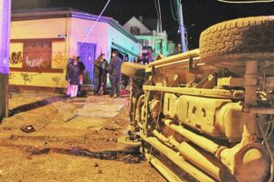 Grave acompañante de chofer que volcó y se dio a la fuga