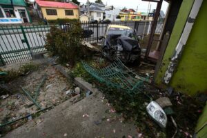 Conductor de taxi terminó su “carrera” chocando vivienda