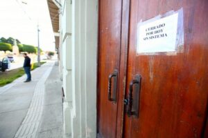 Olor a combustible obliga a suspender atención municipal