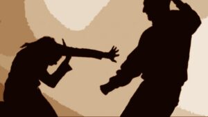 Agredió y amenazó de muerte con cuchillo a conviviente