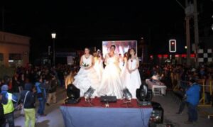 Con gran marco de público se realizó desfile de modas con candidatas a reina de Natales