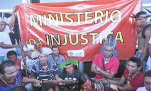 500 indígenas protestan por sus reservas en Brasil