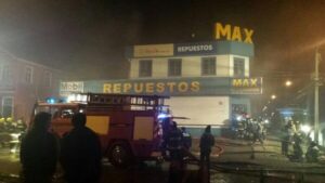 Incendio afecta a tienda de ventas de repuestos de automóviles