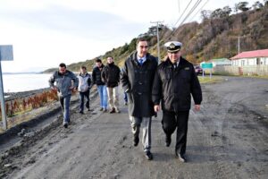 Intendente Flies analiza en terreno proyectos del Plan de Zonas Extremas para Puerto Williams