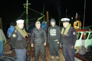 Armada rescató a tripulantes de embarcación hundida en cercanías de Puerto Edén