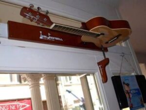 ¿Una guitarra como timbre? Conoce esta original forma para entrar a un local