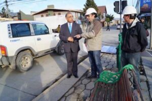 Autoridades de Última Esperanza inspeccionan reposición de pavimento en Natales