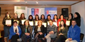 Mujeres reciben capacitación en artesanía étnica en Cabo de Hornos