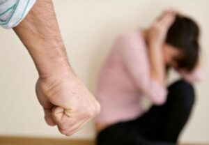 Agredió a su pareja por salir con amigas