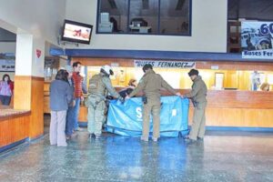 Mujer fallece en terminal de buses