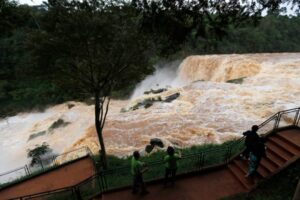 Lluvias mantienen inundado el sur y dejan 40 mil damnificados