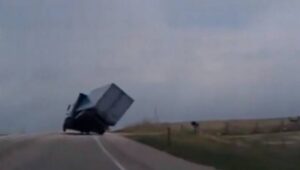Video muestra cómo un camión se salva de volcar