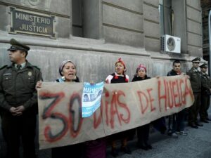 Presos mantienen huelga tras diálogo con ministro de Justicia