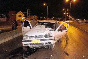 Conductor ebrio chocó poste  y quedó herido de gravedad