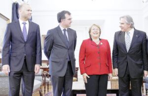Bachelet se reúne con directiva UDI y hace fuerte gesto a la oposición
