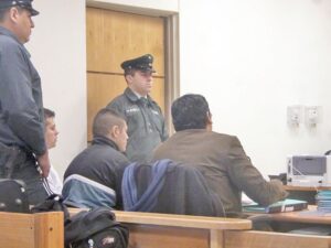 Hasta diez años de cárcel arriesgan hermanos por agredir a carabineros