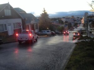 Conductores se enfrentan a la escarcha matinal en las calles de Punta Arenas