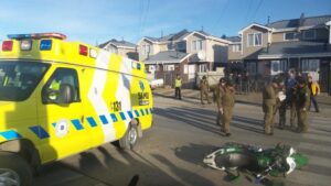 Carabinero resulta lesionado tras colisionar su moto con una camioneta