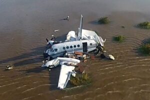 Rescatan cuerpos en avión argentino que cayó en Río de la Plata