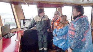 Visitan piscicultura y planta procesadora de salmones