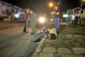 Joven lesionada en colisión de motocicleta  con automóvil