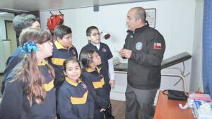 Niños visitaron Gobernación Marítima en  la Antártica