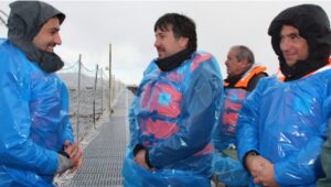 Autoridades visitan planta salmonicultora