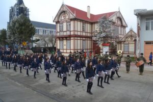 Colegios de Natales realizan desfile en honor de las Glorias Navales
