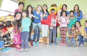 Las candidatas a reina de Puerto Natales visitaron a niños y ancianos