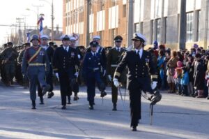 Punta Arenas conmemora los 135 años del Combate Naval de Iquique a los pies del monumento a Prat