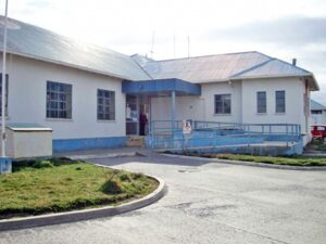 Mujer asegura que hace un mes mantiene muertos a sus gemelos en su vientre