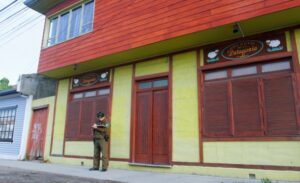 Investigan asalto a chocolatería