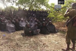 Aviones tripulados y drones buscan a jóvenes secuestradas en Nigeria