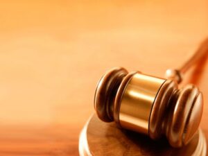 Condenado por interceptar a su mujer y agredirla