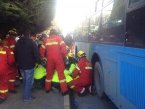 Mujer es atropellada por bus de la empresa Movigas