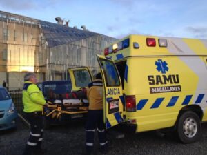 Trabajador sufre caída desde altura mientras hacía instalaciones en edificio de Salud
