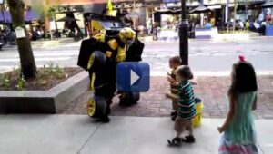 Viral: Estatua callejera se convierte en un “transformer humano”