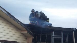 Bomberos controlan incendio en vivienda de Cerro Primavera