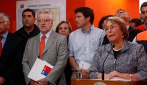 Bachelet mantiene aprobación pero rechazo aumenta en 12 puntos