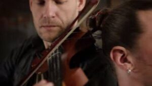 Viral: El pelo sirve más que para peinarlo, ¿qué tal hacer un violín?