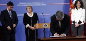 Bachelet firma proyecto que busca evitar cierre de universidades