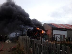 Incendio de chatarra se desarrolla al interior de parcela