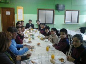 Alcalde de Punta Arenas desayuna con alumnas y alumnos de Escuela República de Croacia
