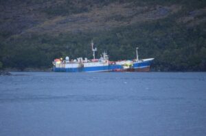 Armada evacuó a 26 tripulantes de pesquero siniestrado al sur del Golfo de Penas