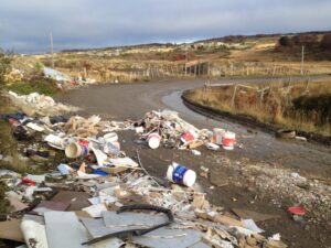 Salieron a trabajar y se encontraron con el camino bloqueado por basura