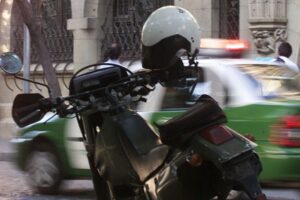 Condenado por mantener un casco de Carabineros